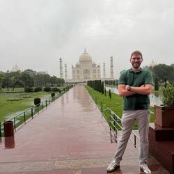 Bei Vollmond darf das Taj Mahal nur an wenigen Nächten besucht werden. Handys sind dann verboten. 🚫