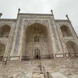Verse aus dem Koran schmücken die Eingangsportale des Mausoleums.