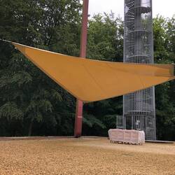 Diesel Segel nennt man auch Tarp - das hatte ich beim Camping gelernt. Es bot mir Schutz vorm Regen.