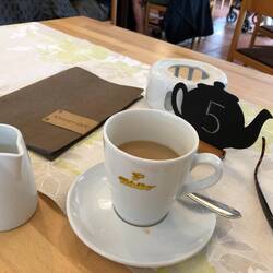 Das Café war voll, weil so schlechtes Wetter war. Der Kuchen sah verlockend aus ...