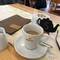 Das Café war voll, weil so schlechtes Wetter war. Der Kuchen sah verlockend aus ...