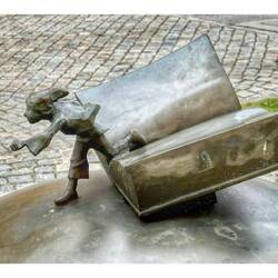 "Nils Holgerson"..Die Statue zeigt, wie er dem Buch entspringt und auf seine wunderbare Reise geht