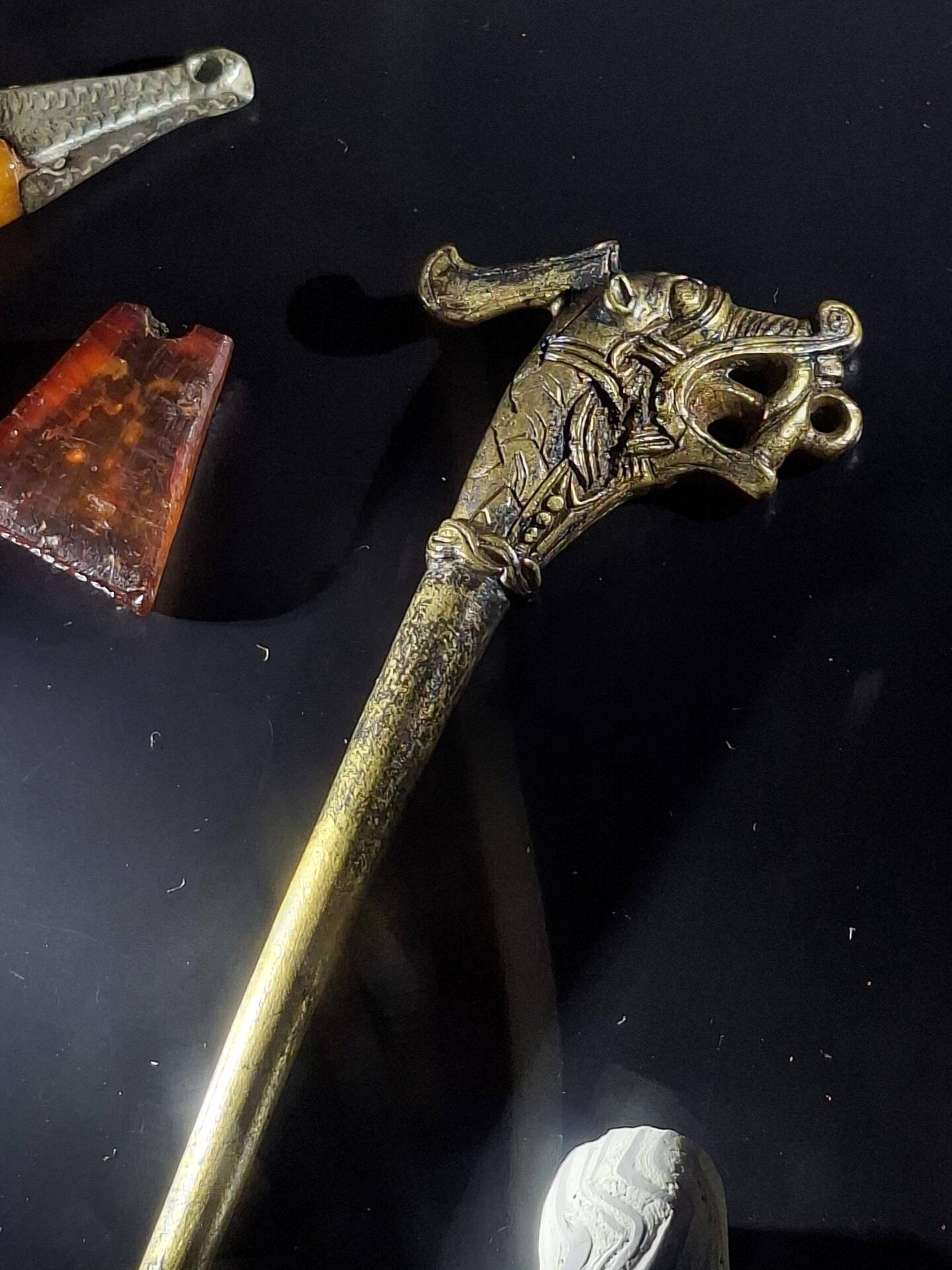 Fundstück einer Ziernadel im Hafenbecken, Erkennungszeichen des Museums