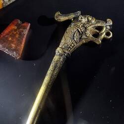 Fundstück einer Ziernadel im Hafenbecken, Erkennungszeichen des Museums