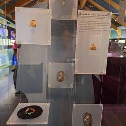 Schmuck der edlen Frau, Königin Asfrid?