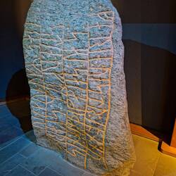 Runenstein mit Schriftzug für Haithabu