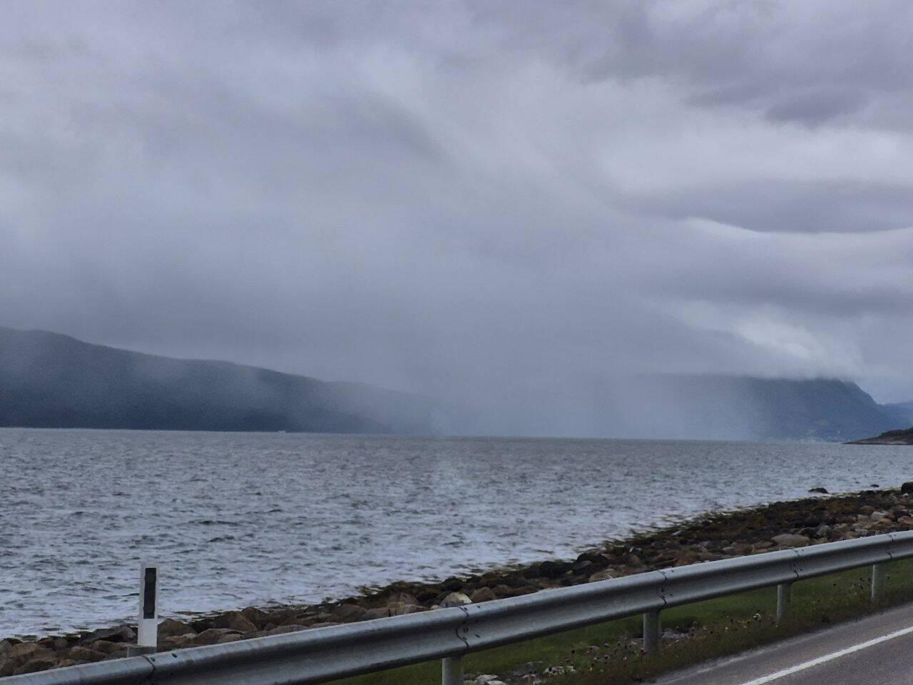 Regen über dem Fjord.