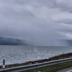Regen über dem Fjord.