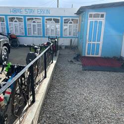 Repos bien apprécié dans un "home stay" à Karakul (3950m)