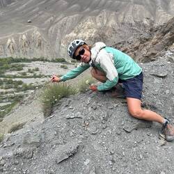 Sonia cueille des fleurs des montagnes utilisées contre les maux de ventre