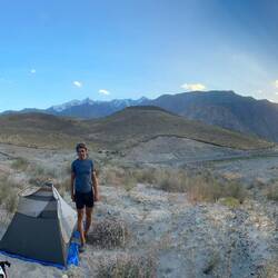 Bivouac dans le sable alors que nous prenons de l'altitude