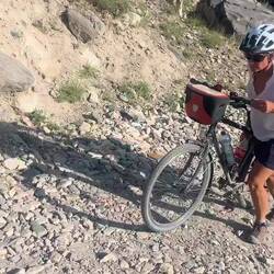On pousse les vélos quand c'est trop raide dans la caillasse