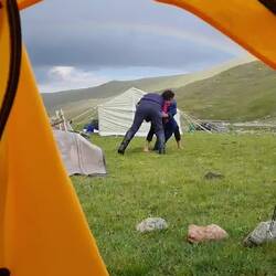 Mongolisches Ringen: Wer zuerst den Boden ausser mit den Füssen berührt, hat verloren.🤣
