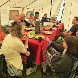 Abendessen im Zelt. Draussen ist es kalt!