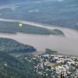 Blick vom Midnight Dome auf den Yukon River und Dawson City