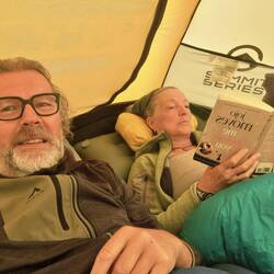 Trocken und warm im Zelt.