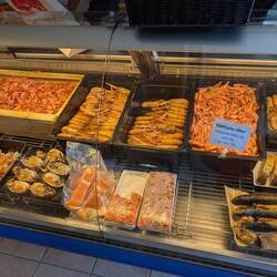 Viel frischer Fisch mit Scampis und Garnelen