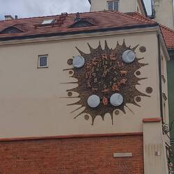 Astronomische Uhr. Die Ziffern sind die Sternzeichen, die hellen Kreise sind die Mondphasen..