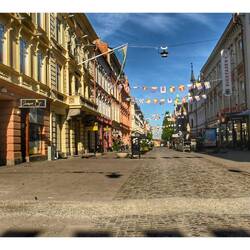 Um diese Zeit ist die Haupteinkaufsstraße noch schön leer...