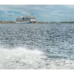 Zum Abschluß die vor Karlskrona liegenden AIDA
