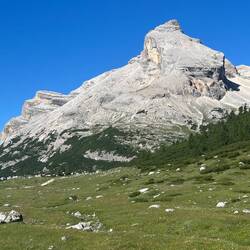 Fantastische Berge, links und rechts des Weges