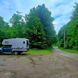 Stellplatz im Wald beim Stausee