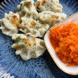 Piroggi gefüllt mit Kohl und Pilzen, dazu Karottensalat - schmeckt