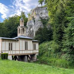 Kapelle über dem Wasser in Ojców