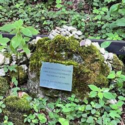 ... auf jeder Wanderung Kriegsgräber (hier ein Grab von 1943 hingerichteten Juden aus der Gegend)