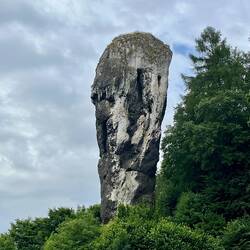 Die Herkules Keule bei Schloss Pieskowa Skała von vorn...