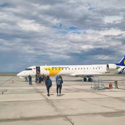 Zu Fuss zum einzigen Flieger. Auf gehts!
