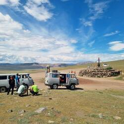 Auf dem Ulaan Pass müssen die Busse abgekühlt werden.