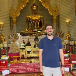 Der Tempel liegt direkt am Eingang von Bangkoks Chinatown.