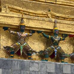 Gold schmückt Dächer, Tore und Tempel.