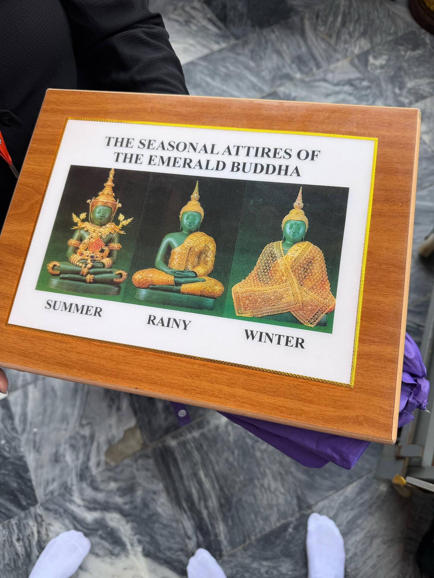 👕 Der König wechselt dreimal jährlich Buddhas Gewand.