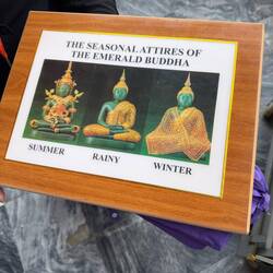 👕 Der König wechselt dreimal jährlich Buddhas Gewand.