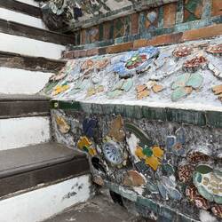 Millionen Porzellanscherben schmücken den Tempel.