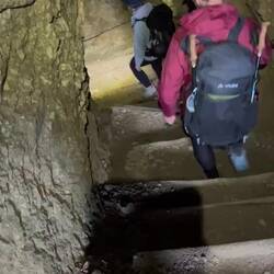 Mit Stirnlampen durch den Tunnel