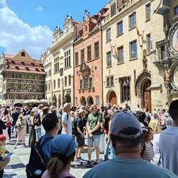 The crowd waiting for the clock to strike 1