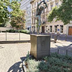 The "Nil" sculpture by artist Anna Chromy, associated with The Dancing Musicians.