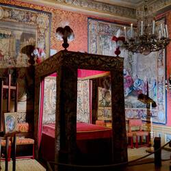 Le boudoir with some very large tapestries
