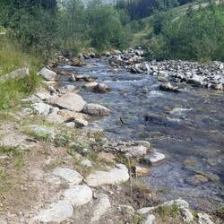 Am Anfang gings noch lange am Bach entlang - Wasserauffüllmöglichkeiten gibts hier jede Menge