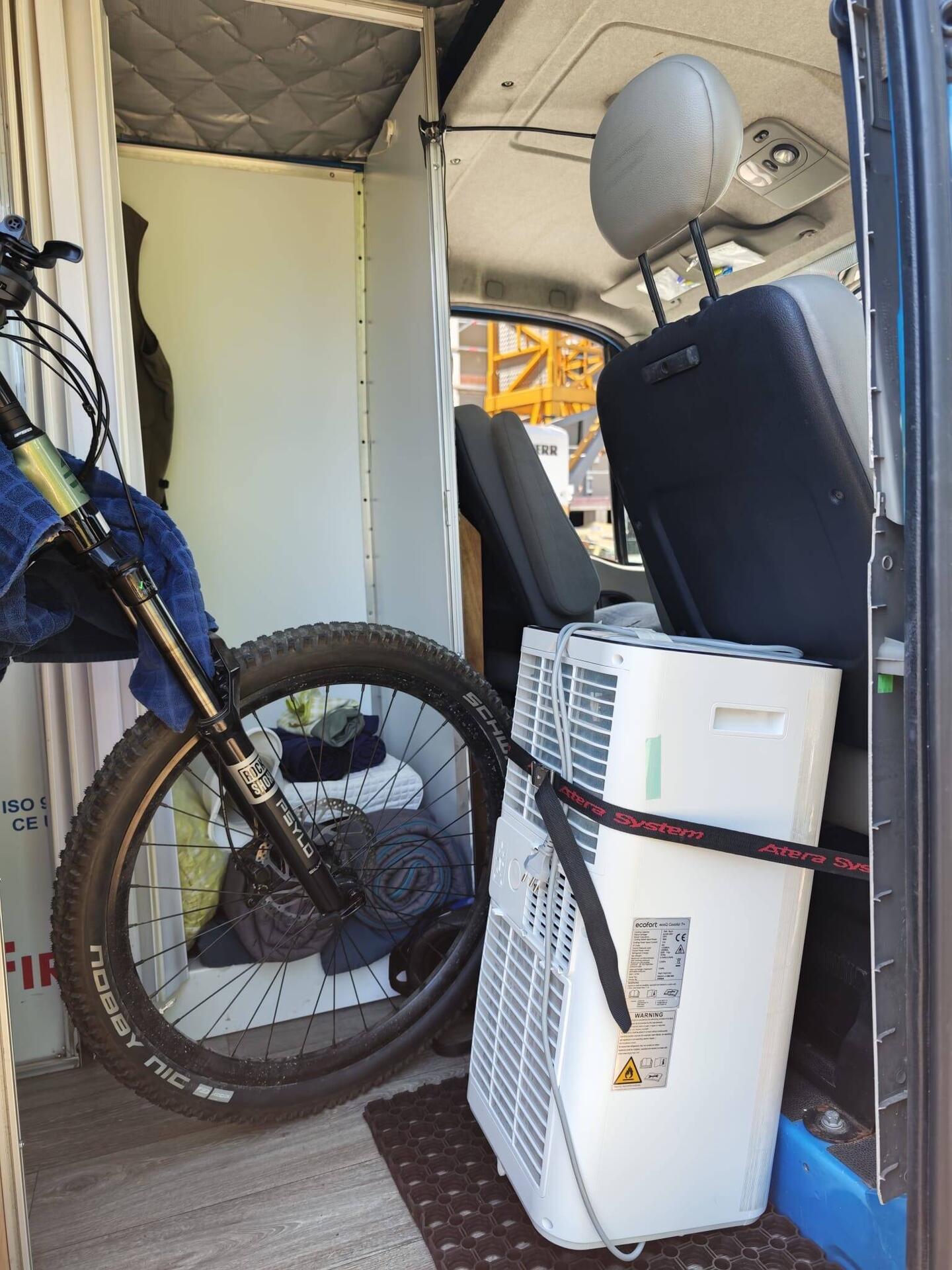 Nuestra camper ahora tiene menos estilo que un refrigerador con ruedas, pero qué fresco.