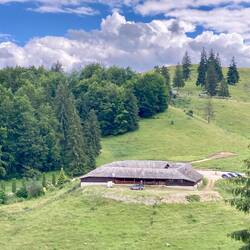Eine ziemlich grosse Alphütte