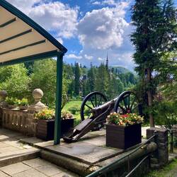 Gartenrestaurant mit Blick auf Schloss Peles