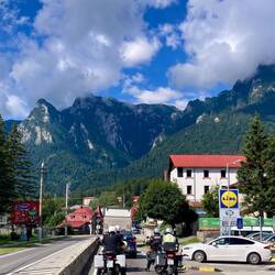 Viel Verkehr im Wanderdorf