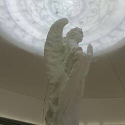 Neben der "Pyramide" befindet sich eine spirituelle Quelle über die der Guardian Angel wacht.