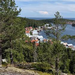 Der hafen und Ort Ulvöhamn vom Lotsenhaus aus