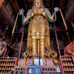 ... mit der 26 m hohen Statue des Bodhisattva Janraisig ...