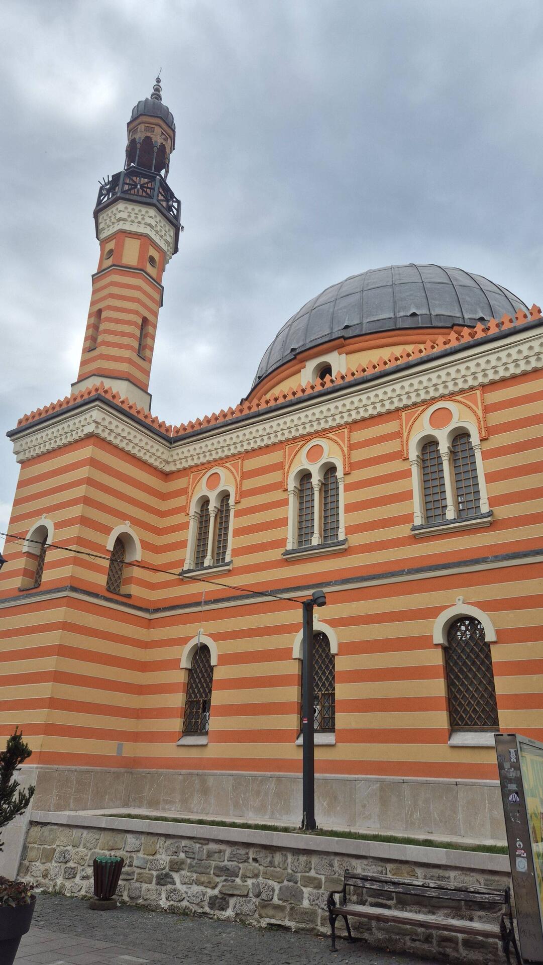 Atik Behram-Beg-Moschee mit auffälliger Fassade